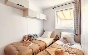 Schlafzimmer mit zwei Einzelbetten im Cottage